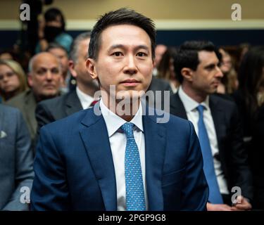 Washington, États-Unis. 23rd mars 2023. Shou Chew, PDG de TikTok Inc., lors d'une audience du Comité de la Chambre sur l'énergie et le commerce au Capitole des États-Unis. Crédit : SOPA Images Limited/Alamy Live News Banque D'Images