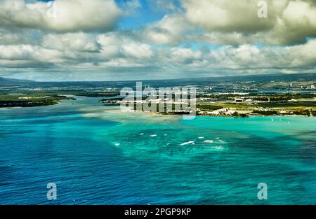 Vue aérienne de l'entrée de Pearl Harbor à Iroquois point sur l'île d'Oahu, Hawaï Banque D'Images