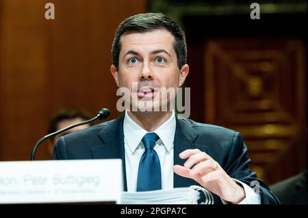 Washington, États-Unis. 23rd mars 2023. ÉTATS-UNIS Pete Buttigieg, secrétaire des Transports, s'exprimant aux États-Unis Capitole à une audience du Comité des crédits du Sénat. Crédit : SOPA Images Limited/Alamy Live News Banque D'Images