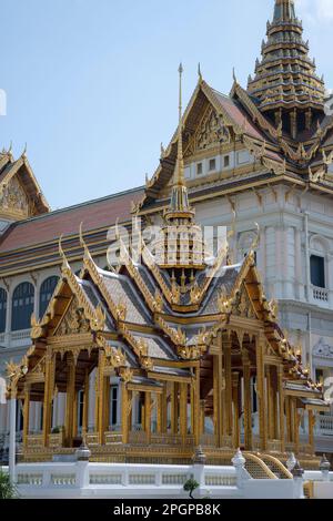 Phra Tinang Aporn Pavillon Phimok Prasat dans le Grand Palais de Bangkok. Le palais est la résidence officielle des Rois de Siam depuis 1782 Banque D'Images