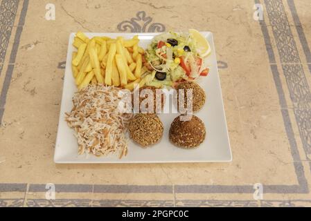 Le falafel est une croquette de pois chiches ou de fèves. Originaire du Moyen-Orient, et au cours des dernières années il est devenu connu en Occident grâce à restaula Banque D'Images