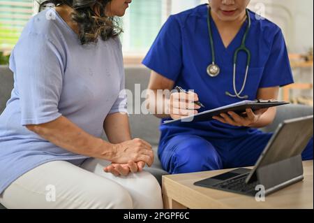 Image rognée d'une vieille femme malade et sérieuse à la retraite ayant un examen médical et parlant avec son médecin dans un hôpital. concept médecin et patient Banque D'Images