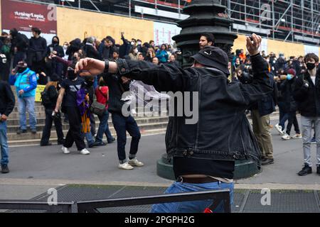 Paris, France. 23rd mars 2023. Un manifestant jette des pierres à la police pendant la manifestation. La grève générale à Paris se termine par de violentes émeutes entre les manifestants et la police. La grève, après l'approbation de la nouvelle loi sur la retraite, a provoqué des émeutes quotidiennes depuis son approbation unilatérale par le gouvernement d'Emmanuel Macron. (Photo par Edgar Gutiérrez/SOPA Images/Sipa USA) crédit: SIPA USA/Alay Live News Banque D'Images