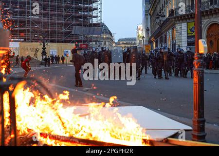 Paris, France. 23rd mars 2023. Un groupe de policiers observe l'incendie déclenché par les manifestants. La grève générale à Paris se termine par de violentes émeutes entre les manifestants et la police. La grève, après l'approbation de la nouvelle loi sur la retraite, a provoqué des émeutes quotidiennes depuis son approbation unilatérale par le gouvernement d'Emmanuel Macron. Crédit : SOPA Images Limited/Alamy Live News Banque D'Images