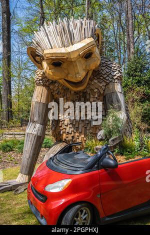 Sculpture de troll en bois géant réalisée par l'artiste danois Thomas Dambo au jardin botanique d'Atlanta, en Géorgie. (ÉTATS-UNIS) Banque D'Images