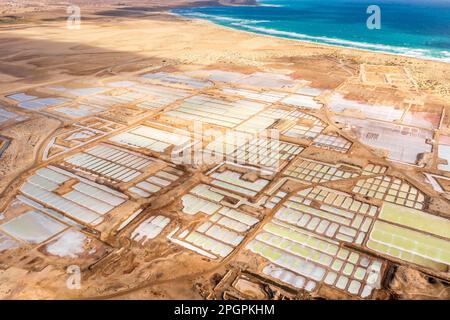 Vue aérienne de Salinas, étangs salés situés au sud de l'île de Sal, Cap-Vert Banque D'Images