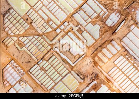 Vue aérienne de Salinas, étangs salés situés au sud de l'île de Sal, Cap-Vert Banque D'Images