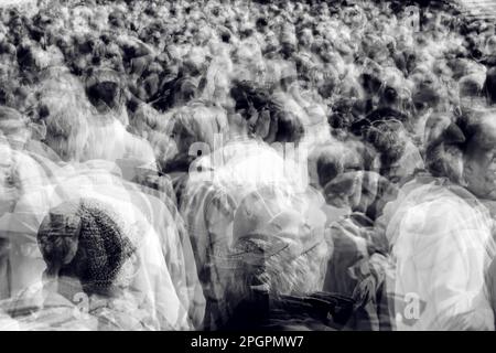 foule mobile de personnes exposition multiple en noir et blanc Banque D'Images