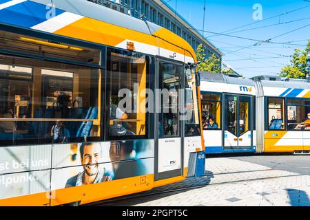 Mannheim, Allemagne - 10 juin 2022: Trams colorés dans la ville de Mannheim, centre commercial sans voitures, rue commerçante Planken Banque D'Images