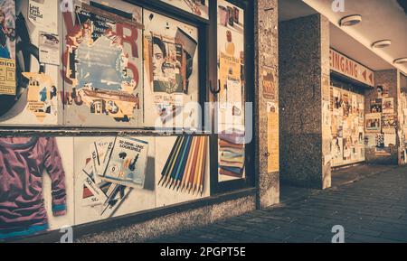 Mannheim, Allemagne - 11 juin 2022 : vieux dépliants et affiches de prévention sur une fenêtre vide de bâtiments et de magasins délabrés. Social et Banque D'Images