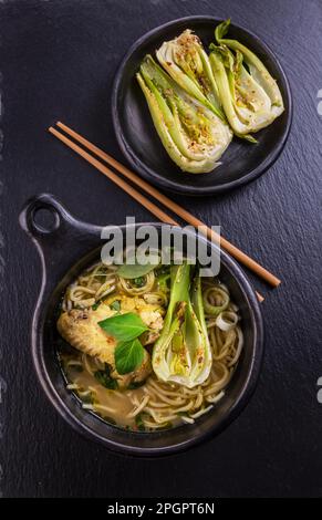 Soupe de poulet au curry vert thaï chaud avec pak choi et champignons Banque D'Images