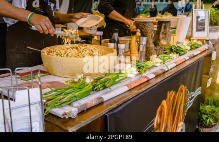 Hockenheim, Allemagne - 28 mai 2022 : Festival de la cuisine de rue, préparation des pâtes au camion alimentaire Banque D'Images