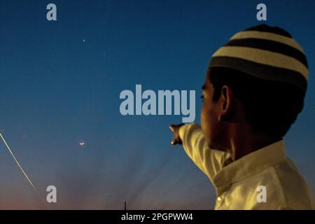 New Delhi, Inde. 23rd mars 2023. Les enfants se trouvent sur le croissant de lune, qui marque le début du mois Saint du Ramadan à Delhi, en Inde, sur 23 mars 2023 à New Delhi, en Inde. Selon le calendrier islamique, le Ramadan est le mois le plus propice de l'islam dans le monde. Il est considéré comme le neuvième mois du calendrier islamique et se produit à la fin du mois de Shaban. (Photo de Mohsin Javed/Pacific Press) Credit: Pacific Press Media production Corp./Alay Live News Banque D'Images