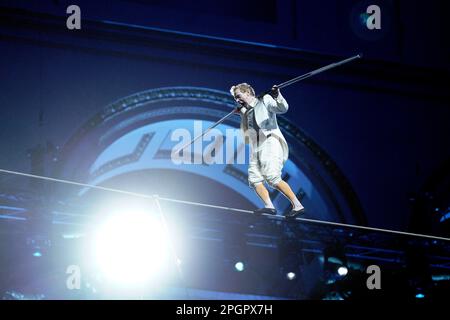 Washington, États-Unis. 23rd mars 2023. Philippe petit, artiste français de haut-fil, interprète WONDER SUR LE FIL à environ 50 pieds au-dessus lors d'une collecte de fonds au Musée national du bâtiment à Washington, DC, Etats-Unis sur 23 mars 2023. Photo par Yuri Gripas/ABACAPRESS.COM crédit: Abaca Press/Alay Live News Banque D'Images