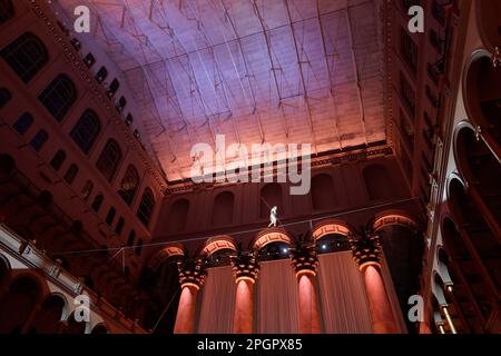 Washington, États-Unis. 23rd mars 2023. Philippe petit, artiste français de haut-fil, interprète WONDER SUR LE FIL à environ 50 pieds au-dessus lors d'une collecte de fonds au Musée national du bâtiment à Washington, DC, Etats-Unis sur 23 mars 2023. Photo par Yuri Gripas/ABACAPRESS.COM crédit: Abaca Press/Alay Live News Banque D'Images