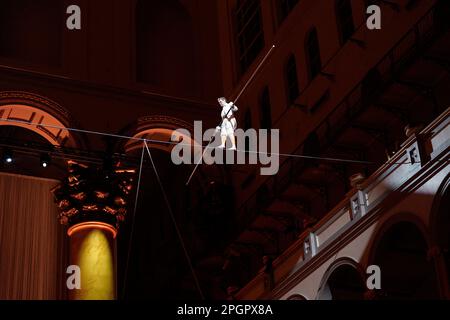Washington, États-Unis. 23rd mars 2023. Philippe petit, artiste français de haut-fil, interprète WONDER SUR LE FIL à environ 50 pieds au-dessus lors d'une collecte de fonds au Musée national du bâtiment à Washington, DC, Etats-Unis sur 23 mars 2023. Photo par Yuri Gripas/ABACAPRESS.COM crédit: Abaca Press/Alay Live News Banque D'Images
