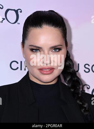 Adriana Lima arrivant au Cirque du Soleil “CORETO” première de tapis rouge tenue au Microsoft Theatre on 23 mars 2023 à Los Angeles, CA. © Tammie Arroyo / AFF-USA.com Banque D'Images