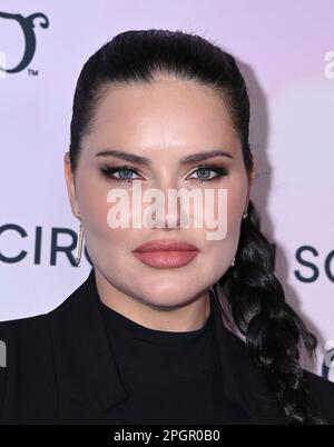 Adriana Lima arrivant au Cirque du Soleil “CORETO” première de tapis rouge tenue au Microsoft Theatre on 23 mars 2023 à Los Angeles, CA. © Tammie Arroyo / AFF-USA.com Banque D'Images