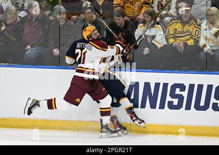 Fargo, Dakota du Nord, jeudi, 23 mars 2023. Minnesota Gophers avance Jimmy Snuggerud (81) vérifie Canisius Golden Griffins avance Stefano Bottini (26) dans les conseils lors d'un match à l'ouest régional du tournoi de hockey masculin NCAA entre le Canisius College Golden Griffins et l'Université du Minnesota Golden Gophers à Scheels Arena à Fargo, JEUDI, 23 mars 2023. Le Minnesota a gagné 9-2. Par Russell Hons/CSM Banque D'Images