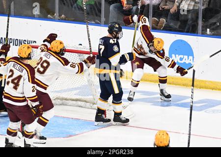 Fargo, Dakota du Nord, jeudi, 23 mars 2023. Jimmy Snuggerud (81) célèbre derrière le but après avoir marqué un match dans la région ouest du tournoi de hockey masculin de la NCAA entre les Golden Griffins du Canisius College et les Golden Gophers de l'Université du Minnesota au Scheels Arena de Fargo, Dakota du Nord, jeudi, 23 mars 2023. Le Minnesota a gagné 9-2. Par Russell Hons/CSM Banque D'Images