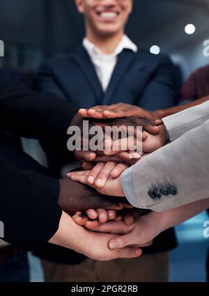 Le succès en plus du succès en plus du succès. un groupe d'hommes d'affaires se joignant à eux dans la solidarité. Banque D'Images
