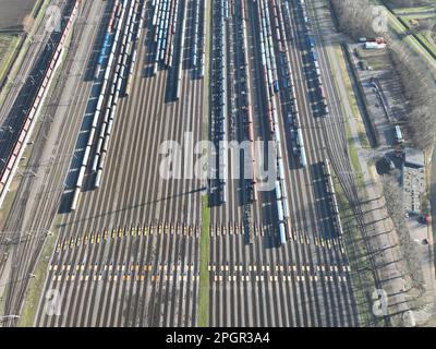 D'un point de vue panoramique, le dépôt de trains Kijfhoek est un labyrinthe de trains, de wagons et de grues qui travaillent en harmonie. Banque D'Images