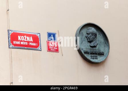 Prag, République tchèque. 21st mars 2023. Un panneau de rue et une plaque commémorative se trouvent sur la façade de la maison où est né l'écrivain Egon Erwin Kisch. Dans la maison 'zu den zwei goldenen Bärenn' Kisch, qui est devenu célèbre comme un 'reporter itinérant', est né sur 29 avril 1885. Il est décédé il y a 75 ans, sur 31 mars 1948 à Prague. (À dpa: 'Il y a 75 ans Egon Erwin Kisch est mort: Reporter et révolutionnaire') Credit: Michael Heitmann/dpa/Alay Live News Banque D'Images