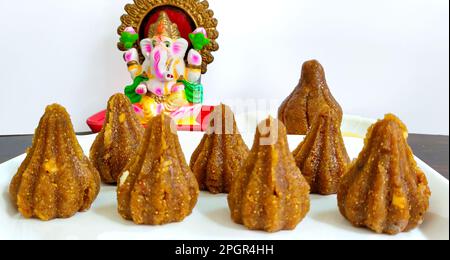 Modak pour Ganesh Festival fait de lait et de sucre offert à Dieu Ganesh pendant la saison du festival en inde. Mise au point sélective Banque D'Images