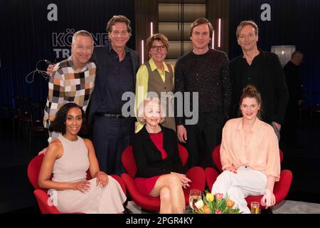 Rangée arrière de gauche ; Thomas HERMANNS, comédien, Thomas HEINZE, acteur, Présentatrice Bettina BOETTINGER, Lars EIDINGER, comédienne, Volker BERTELMANN, musicienne, Rangée avant à partir de la gauche: Hadnet TESFAI, présentateur, Marika KILIUS, ancien patineur figuratif, Annabell NEUHOF, Journaliste, invité à l'émission « Koelner Treff » sur WDR Television, 23 mars 2023. Banque D'Images