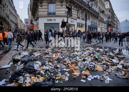 Paris, France. 23rd mars 2023. Déchets dans une rue parisienne lors d'une manifestation contre la réforme des retraites. Des centaines de milliers de personnes protestent contre la loi sur la réforme des retraites qui est maintenant officiellement adoptée au Parlement français. Le gouvernement d'Emmanuel Macron a décidé d'utiliser le décret de 49,3 pour pousser la réforme très contestée des retraites à travers le Parlement français sans avoir besoin d'un vote à la majorité, en fait en les contournant. Credit image: © Remon Haazen/ZUMA Press Wire) USAGE ÉDITORIAL SEULEMENT! Non destiné À un usage commercial ! Banque D'Images