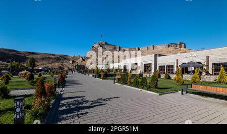 Kars, Turquie - 25 octobre 2022: Château de Kars (turc: Kars Kalesi) vue avec ciel bleu. Le château est une ancienne fortification située à Kars, Turquie. Banque D'Images