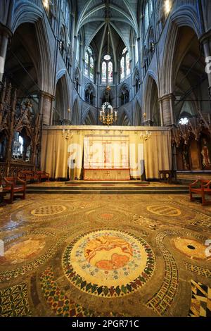 Le pavé Cosmati, situé avant l'autel à l'abbaye de Westminster, dans le centre de Londres. Date de la photo: Jeudi 23 mars 2023. Banque D'Images
