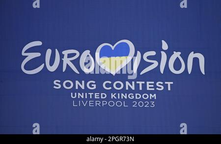 Photo du dossier datée du 31/01/2023 de la marque du Concours Eurovision de la chanson exposée au St George's Hall à Liverpool. TikTok sera le partenaire officiel de divertissement pour le Concours Eurovision de la chanson pour une deuxième année. L'Union européenne de radiodiffusion (UER) a choisi la plate-forme des médias sociaux pour diffuser en direct le concours ainsi que des représentations exclusives et du contenu en coulisses. Comme l'a déclaré jeudi le Parlement britannique, il va bloquer l'application chinoise de ses appareils et réseaux pour des raisons de sécurité. Date de publication : vendredi 24 mars 2023. Banque D'Images