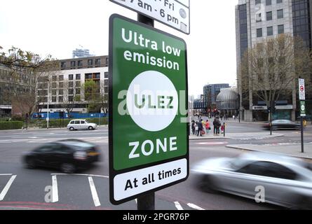 Photo du dossier datée du 6/4/2019 d'un panneau d'information à Tower Hill, dans le centre de Londres, pour la zone à très faible émission. Selon une nouvelle analyse, près de 700 000 conducteurs de voiture à Londres seront confrontés à des frais quotidiens de £12,50 zone d'émission ultra-faible (Ulez) lorsque le programme sera étendu. Date de publication : vendredi 24 mars 2023. Banque D'Images