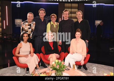 Cologne, Allemagne. 24th mars 2023. Comédien Thomas Hermanns, l-r, acteur Thomas Heinze, présentatrice Betina Böttinger, comédienne Lars Eidinger, Le musicien Volker Bertelmann, assis en face de l-r, le présentateur Hadnet Tefai, l'ancien patineur de figure Marika Kilius et la journaliste Annabell Neuhof en tant qu'invités sur le WDR talk show Kölner Treff crédit: Horst Galuschka/dpa/Horst Galuschka dpa/Alay Live News Banque D'Images