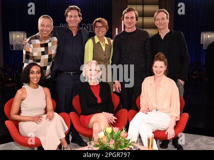 Cologne, Allemagne. 24th mars 2023. Comédien Thomas Hermanns, l-r, acteur Thomas Heinze, présentatrice Betina Böttinger, comédienne Lars Eidinger, Le musicien Volker Bertelmann, assis en face de l-r, le présentateur Hadnet Tefai, l'ancien patineur de figure Marika Kilius et la journaliste Annabell Neuhof en tant qu'invités sur le WDR talk show Kölner Treff crédit: Horst Galuschka/dpa/Horst Galuschka dpa/Alay Live News Banque D'Images