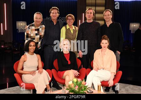 Cologne, Allemagne. 24th mars 2023. Comédien Thomas Hermanns, l-r, acteur Thomas Heinze, présentatrice Betina Böttinger, comédienne Lars Eidinger, Le musicien Volker Bertelmann, assis en face de l-r, le présentateur Hadnet Tefai, l'ancien patineur de figure Marika Kilius et la journaliste Annabell Neuhof en tant qu'invités sur le WDR talk show Kölner Treff crédit: Horst Galuschka/dpa/Horst Galuschka dpa/Alay Live News Banque D'Images