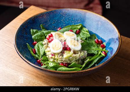 Salade avec rôti de bœuf, pomme verte, mélange de salade sur une assiette. Alimentation saine, gros plan. Il sert de la nourriture dans un restaurant Banque D'Images