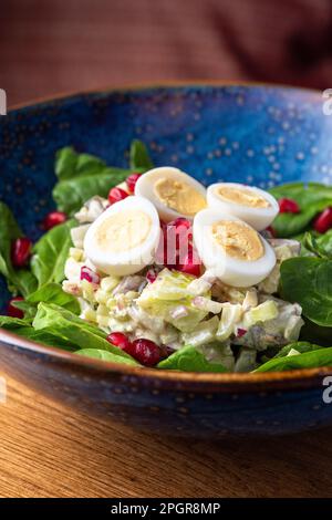 Salade avec rôti de bœuf, pomme verte, mélange de salade sur une assiette. Alimentation saine, gros plan. Il sert de la nourriture dans un restaurant Banque D'Images