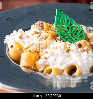 Mezze Maniche Rigate, pâtes italiennes au bœuf et à la stracciatella. Alimentation saine, gros plan. Banque D'Images