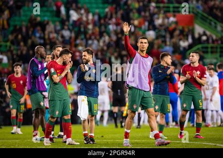 Lisbonne, Portugal. 23rd mars 2023. Le capitaine de l'équipe portugaise, Cristiano Ronaldo et ses collègues remercient le public à la fin du match de qualification de l'UEFA EURO 2024 du groupe J entre le Portugal et le Liechtenstein à l'Estadio Jose Alvalade.(score final: Portugal 4 - 0 Liechtenstein) Credit: SOPA Images Limited/Alay Live News Banque D'Images