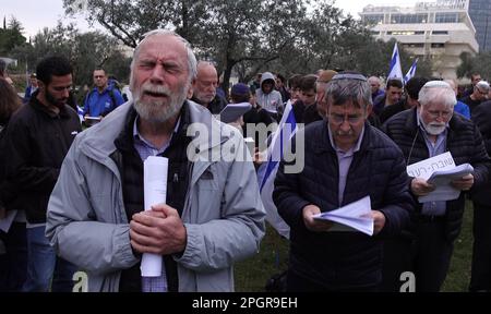 Les juifs religieux prient dans un appel à l’unité et à la délivrance divine des tensions croissantes autour de la révision judiciaire du pays devant la Cour suprême israélienne de 22 mars 2023 à Jérusalem, en Israël. Le gouvernement Netanyahou avance sur la proposition de révision du système judiciaire qui limiterait la capacité de la Cour suprême israélienne à réviser et à faire tomber les lois qu'elle juge inconstitutionnelles. Banque D'Images