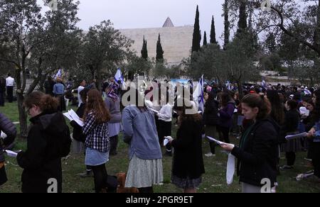 Les juifs religieux prient dans un appel à l’unité et à la délivrance divine des tensions croissantes autour de la révision judiciaire du pays devant la Cour suprême israélienne de 22 mars 2023 à Jérusalem, en Israël. Le gouvernement Netanyahou avance sur la proposition de révision du système judiciaire qui limiterait la capacité de la Cour suprême israélienne à réviser et à faire tomber les lois qu'elle juge inconstitutionnelles. Banque D'Images