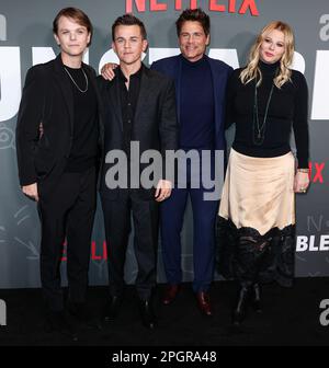 HOLLYWOOD, LOS ANGELES, CALIFORNIE, États-Unis - MARS 23: Matthew Edward Lowe, John Owen Lowe, Rob Lowe et Sheryl Berkoff arrivent à la première de Los Angeles de la saison 'instable' de Netflix 1 qui s'est tenue au théâtre Netflix Tudum sur 23 mars 2023 à Hollywood, Los Angeles, Californie, États-Unis. (Photo de Xavier Collin/image Press Agency) Banque D'Images