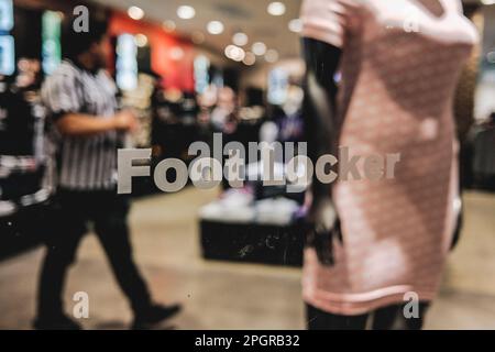 Vue extérieure d'un magasin de Footlocker, avec son logo noir et blanc emblématique affiché en évidence sur un fond au-dessus de l'entrée. Foot Locker, le détaillant de chaussures basé aux États-Unis, subit une transformation en Asie en vue de simplifier son modèle commercial et de se concentrer sur les régions et les bannières principales. Dans le cadre de cette initiative, foot Locker fermera ses magasins de commerce électronique et de brique et mortier à Hong Kong et Macao, tout en convertissant tous ses magasins actuels et autonomes ainsi que le commerce électronique à Singapour et en Malaisie en un modèle de licence. Les résultats du quatrième trimestre 2022 de foot Locker l'ont révélé Banque D'Images