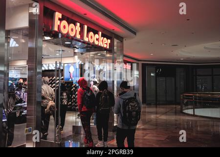 Une photo présente l'extérieur d'un magasin de Footlocker, avec son logo noir et blanc emblématique placé en évidence sur un fond rouge au-dessus de l'entrée. Foot Locker, le détaillant de chaussures basé aux États-Unis, subit une transformation en Asie en vue de simplifier son modèle commercial et de se concentrer sur les régions et les bannières principales. Dans le cadre de cette initiative, foot Locker fermera ses magasins de commerce électronique et de brique et mortier à Hong Kong et Macao, tout en convertissant tous ses magasins actuels et autonomes ainsi que le commerce électronique à Singapour et en Malaisie en un modèle de licence. Le quatrième trimestre 2022 de foot Locker resul Banque D'Images