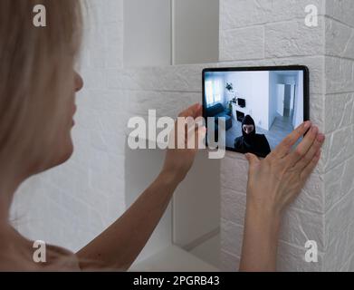 Tablette avec vue depuis les caméras de vidéosurveillance. Système de sécurité domestique Banque D'Images