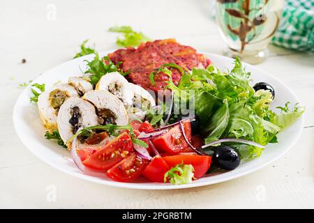 Petit déjeuner cétogène. Rouleau de poulet farci de champignons, beignets de betteraves et salade de légumes frais. Keto, déjeuner cétogène. Banque D'Images