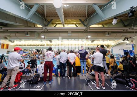 Minneapolis, Minnesota, États-Unis. 23rd mars 2023. Spectateurs et analystes vidéo d'équipe aux Championnats de natation et de plongée hommes NCAA 2023 à Minneapolis. (Credit image: © Steven Garcia/ZUMA Press Wire) USAGE ÉDITORIAL SEULEMENT! Non destiné À un usage commercial ! Banque D'Images