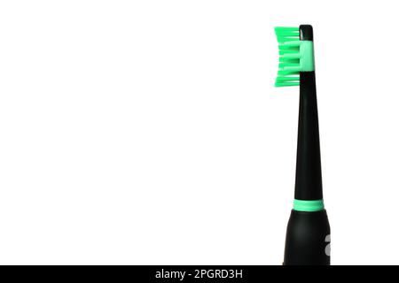 Vue rapprochée d'une brosse à dents électrique noire avec éléments verts et poils doux verts isolés sur fond blanc avec espace de copie. Banque D'Images